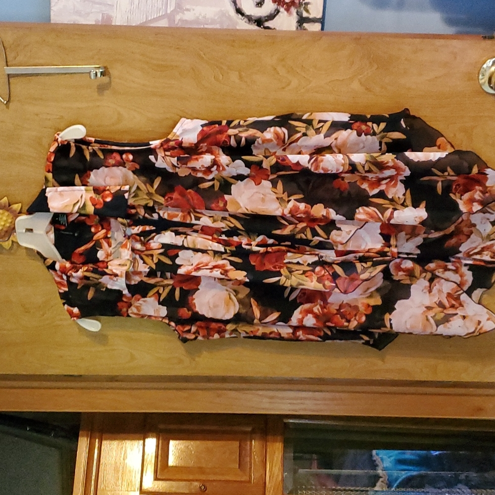 New Directions Sleeveless top with sheer overlay attached, button up with collar